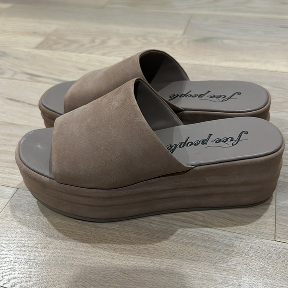 Free People Harbor Flatform Sandals. Fawn gray. Size 8. Worn once - Picture 3 of 5
